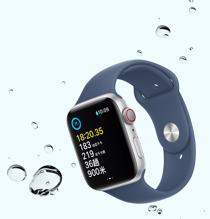 Apple Watch SE 屏幕显示游泳体能训练，旁边有一些水滴。