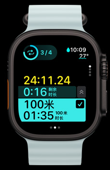 Apple Watch Ultra 2 显示自定义体能训练中的计时间歇训练。