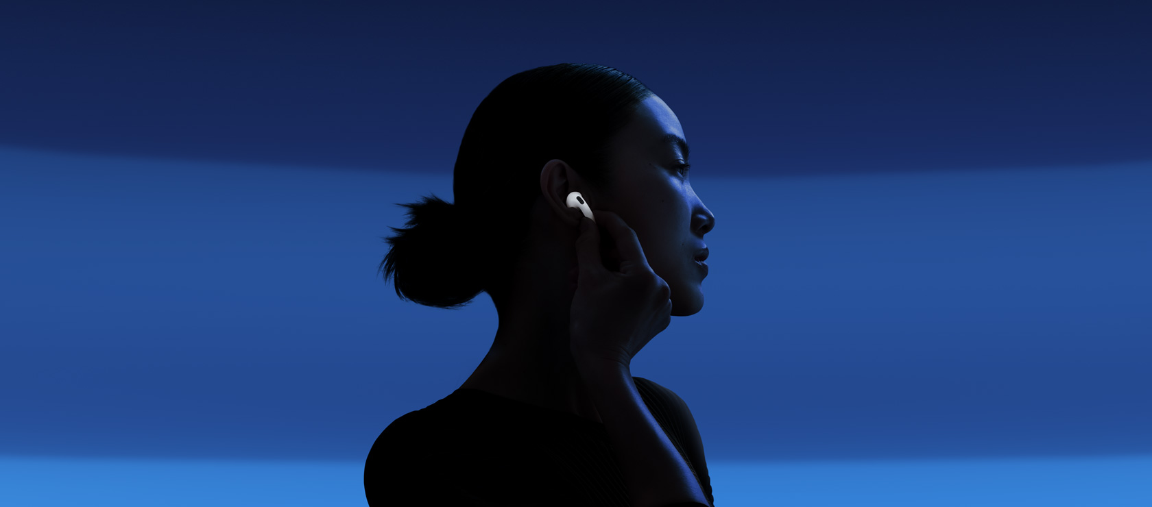 全新 AirPods 4 的正面与背面外观特写。