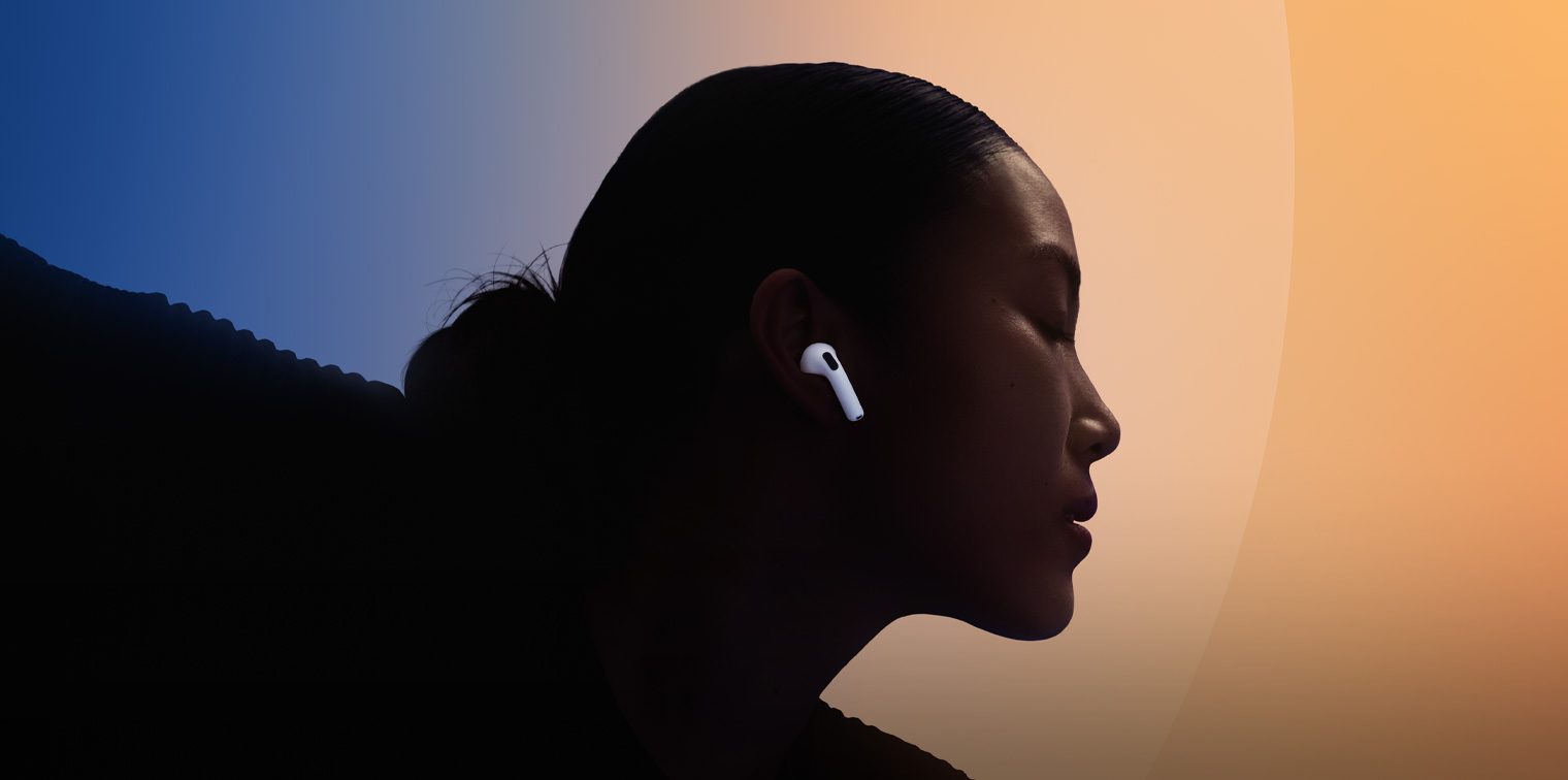 一位女子戴着 AirPods 跳舞