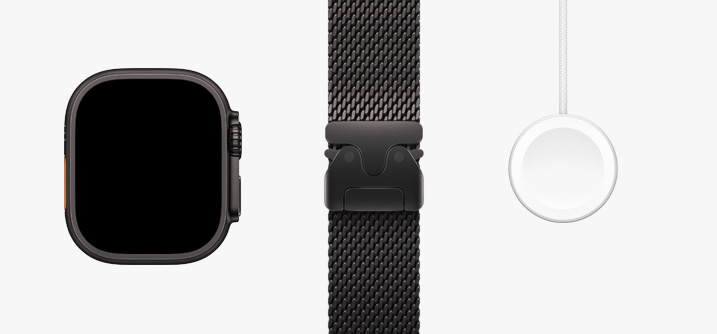 Apple Watch Ultra 2、黑色钛金属米兰尼斯表带和磁力充电器转 USB-C 连接线并列排放的正面视图。