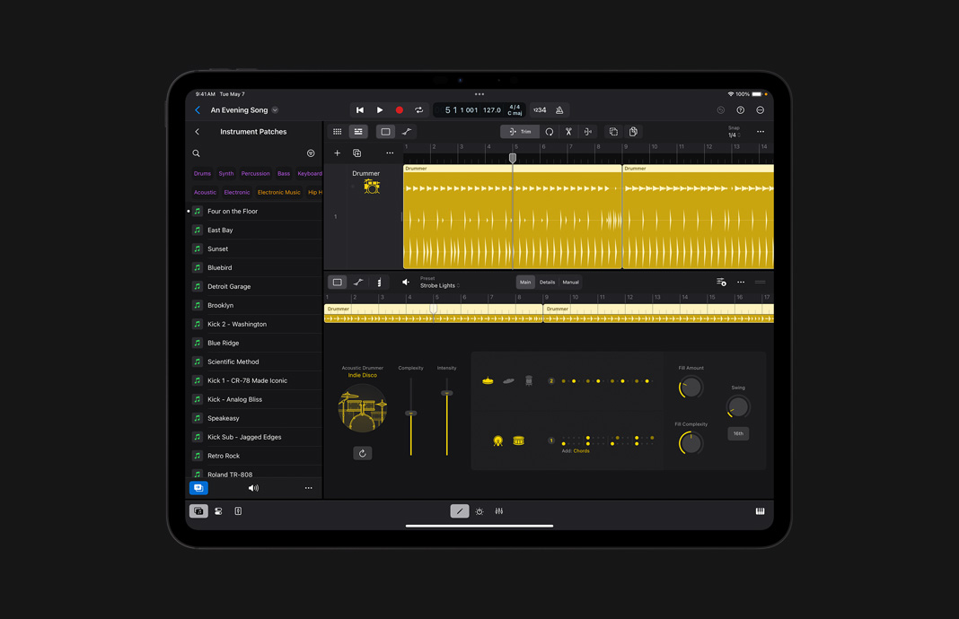 在 iPad Pro 上使用 iPad 版 Logic Pro 创作各类鼓点。